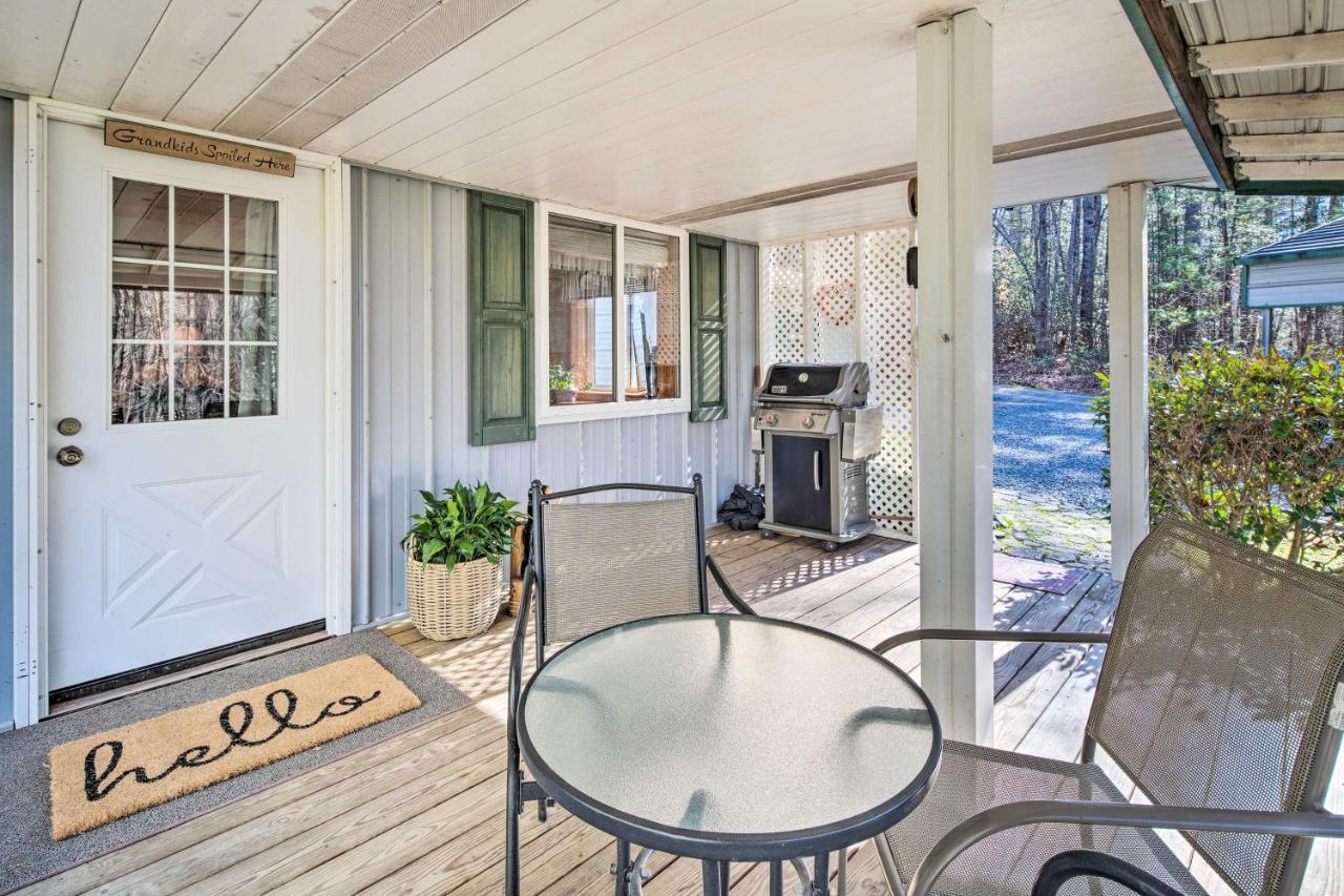 Penrose Home With Covered Deck And Fire Pit! Bagian luar foto